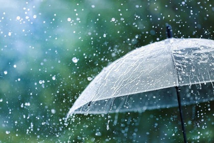 水滴に対する雨の下で透明傘は背景をスプラッシュドロップ雨の天気の概念.jpg